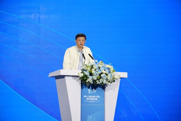 中国数学会理事长席南华
